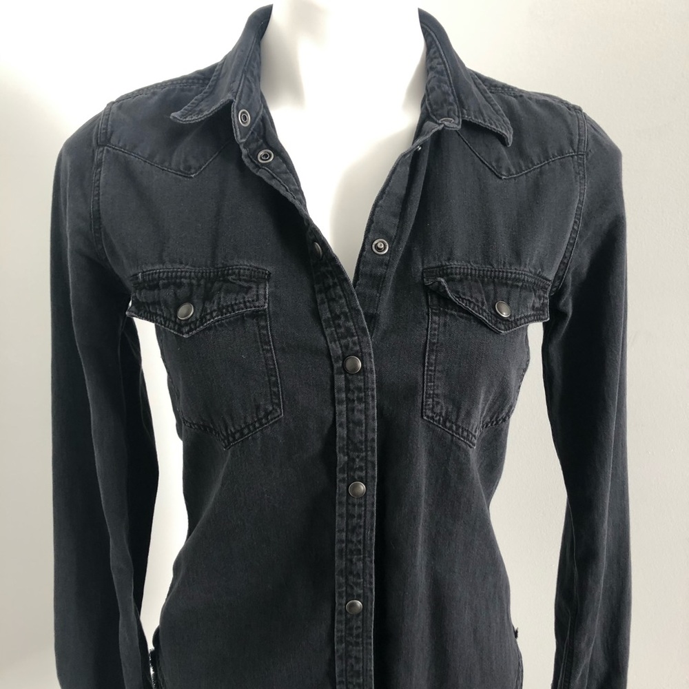 Black denim top with snaps. Slim fit and faded 🖤